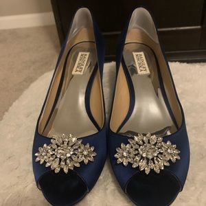 Perfect navy blue shoes for a fancy event